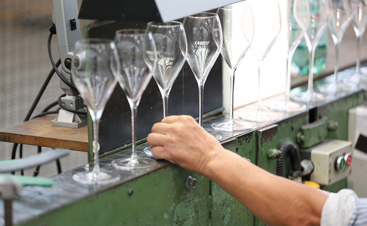 Champagnergläser in der Produktion