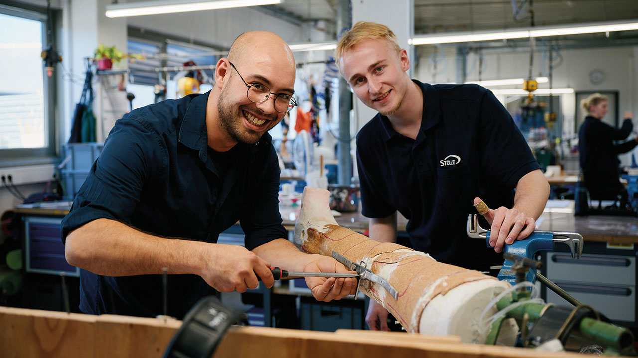 Zwei Personen in einer Werkstatt