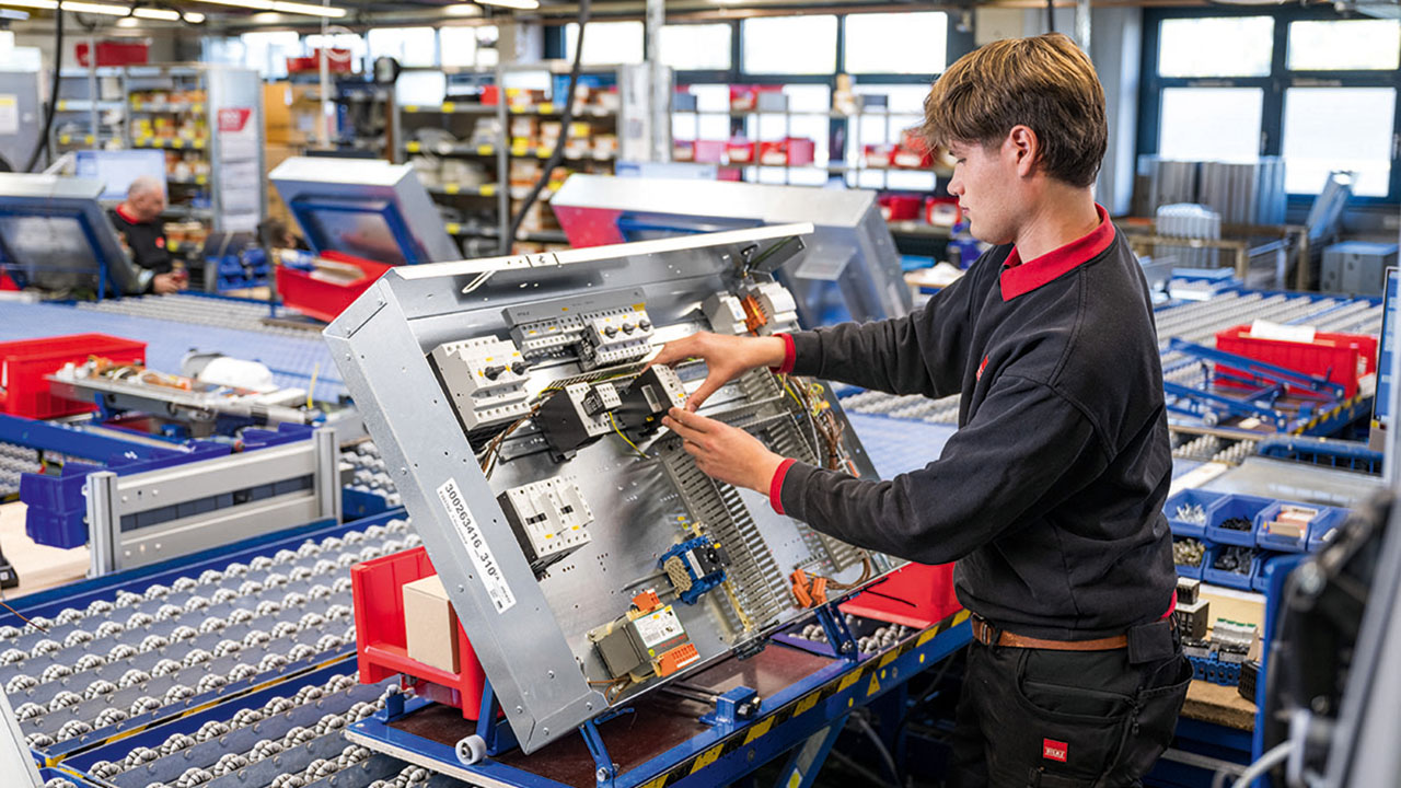 Auszubildender zum Mechatroniker für Kältetechnik bei der Arbeit