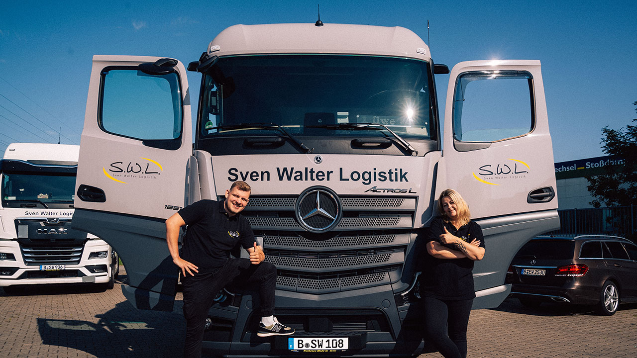 Zwei Personen vor einem LKW der Sven Walter Logistik e. K.