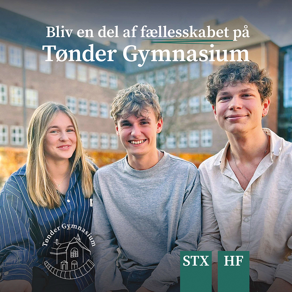 Drei lächelnde Jugendliche im Schulhof