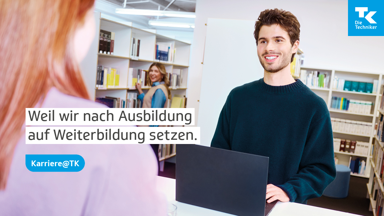 Junger Mann an Laptop lächelt junge Frau an Slogan "Weil wir nach Ausbildung auf Weiterbildung setzen."