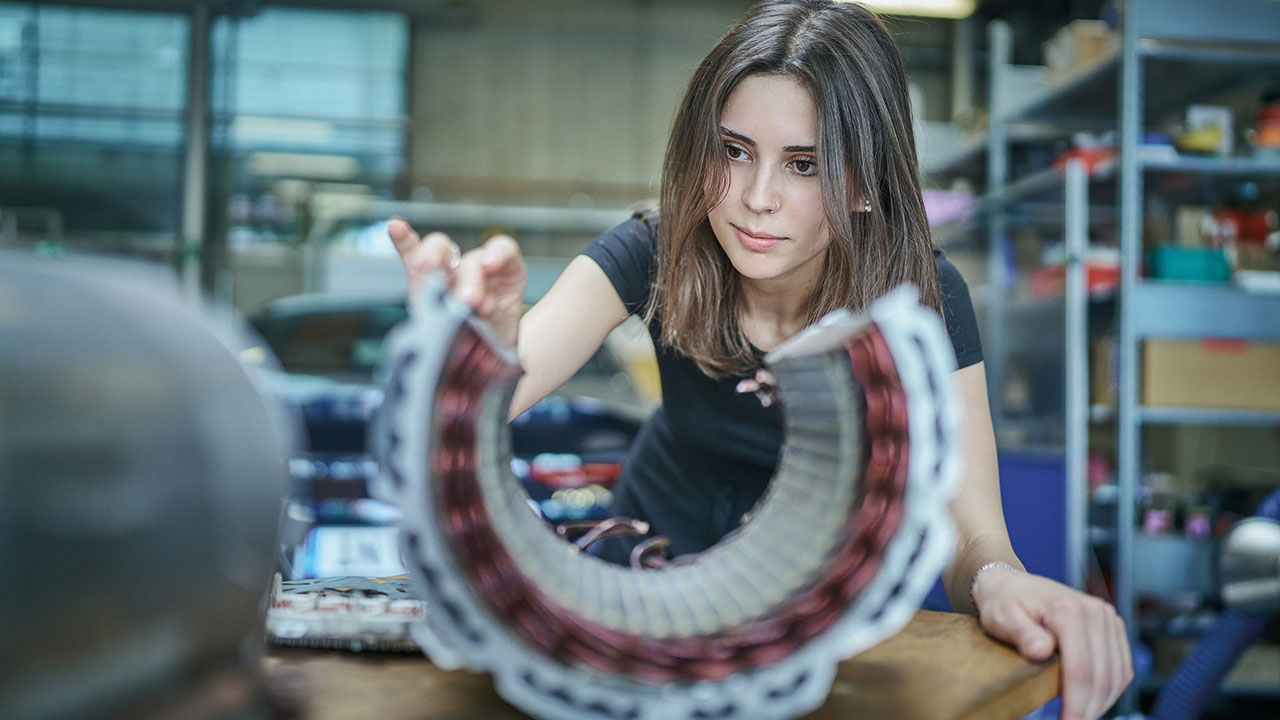 Studierende in einer Werkstatt