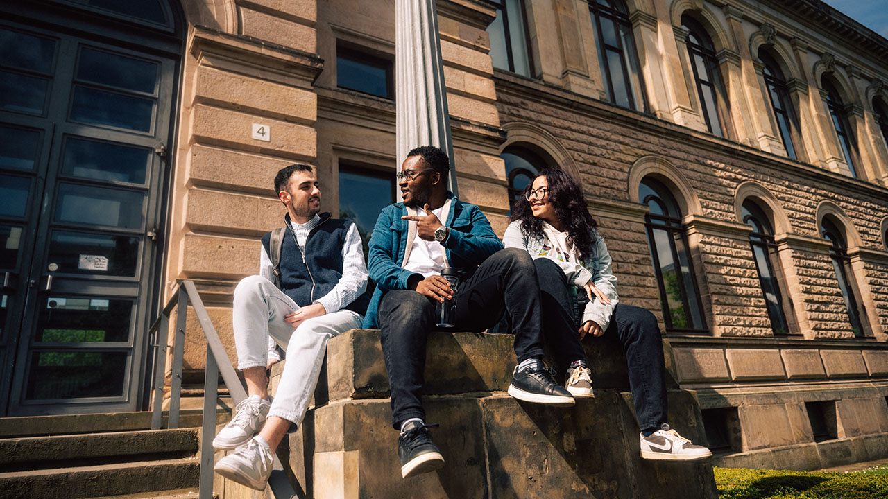 Studierende vor der Uni