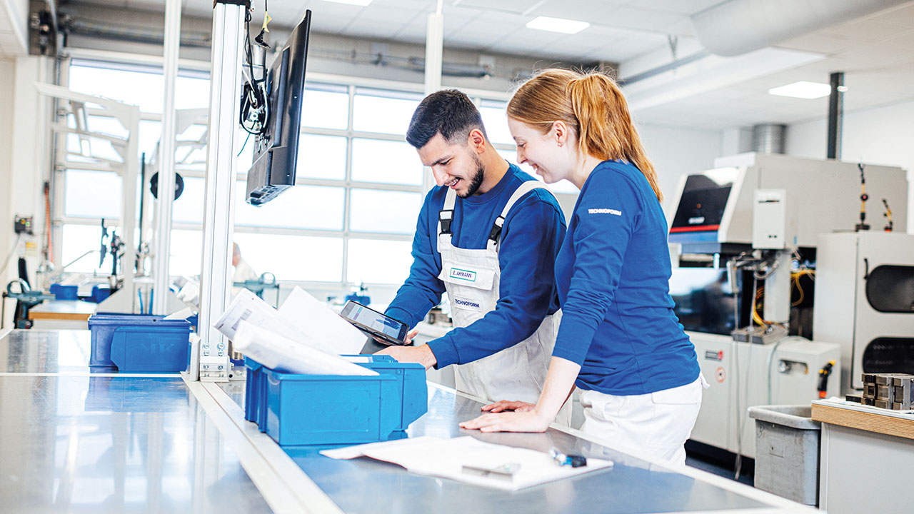 Zwei junge Menschen im Labor bei der Arbeit