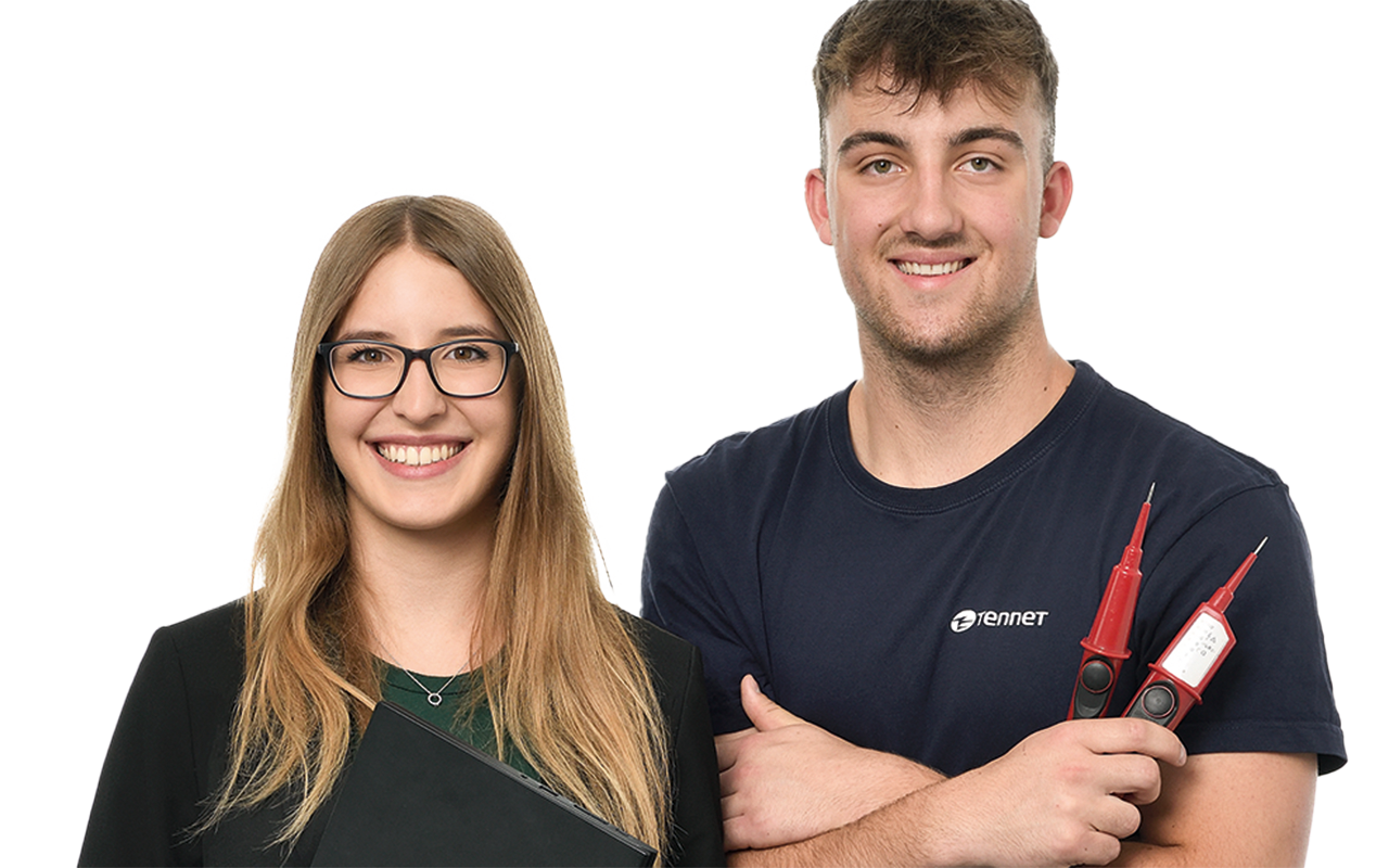 Zwei Personen in der Arbeitskleidung von TenneT TSO GmbH.