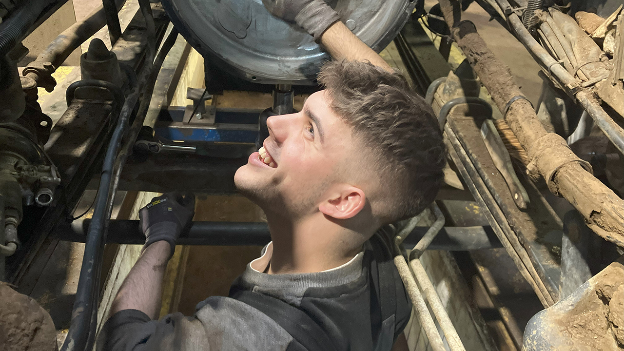 Mann schaut zwischen Gerät heraus nach oben