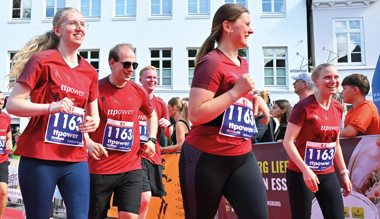Junge Menschen bei einem Lauf, die rote Shirts von TTP mit Startnummern tragen