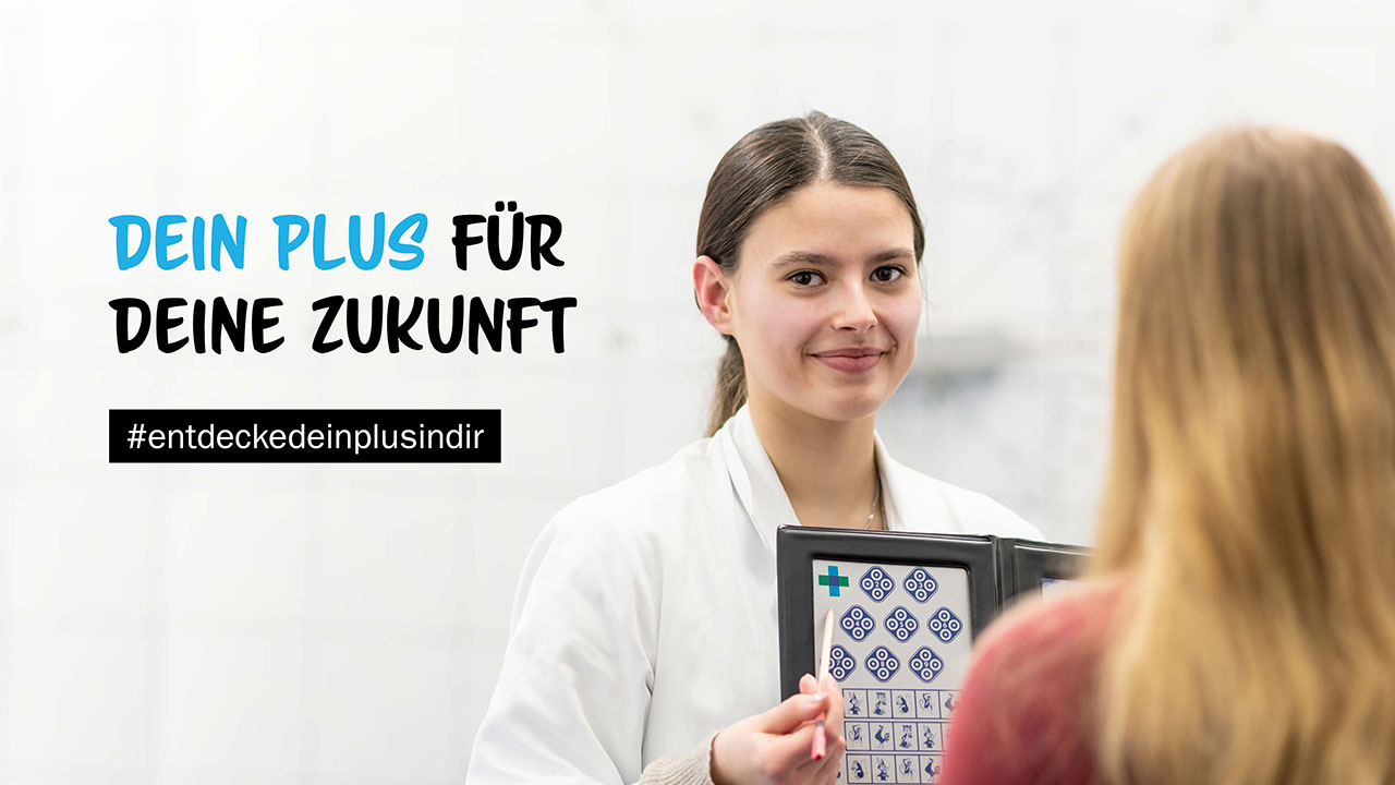 Linksseitig der Spruch "DEIN PLUS FÜR DEINE ZUKUNFT #entdeckedeinpulsindir, rechtsseitg sind zwei Personen zu sehen, die eine Person sieht in die Kamera und lächelt.