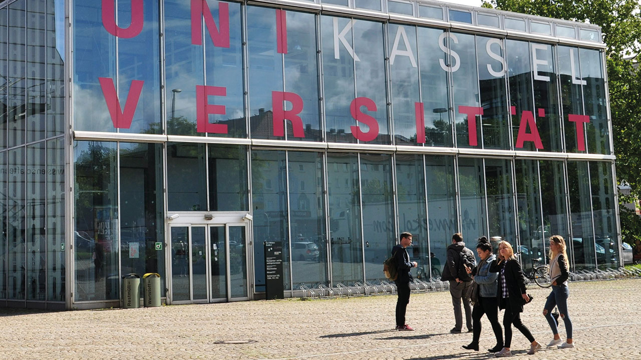 Menschen auf dem Campus der Universität Kassel