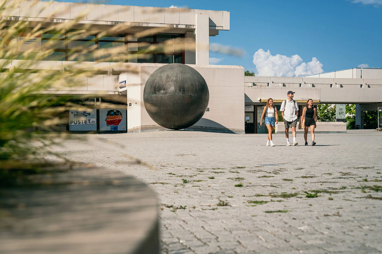 Die "Kugel" vor dem Zentralen Hörsaalgebäude ist das Wahrzeichen der Universität Regensburg und beliebter Treffpunkt für Studierende.