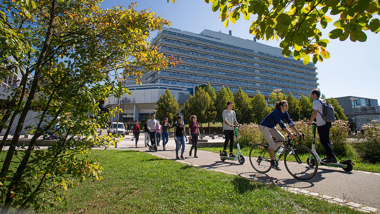 Campus der Universität Stuttgart mit zahlreichen Studierenden