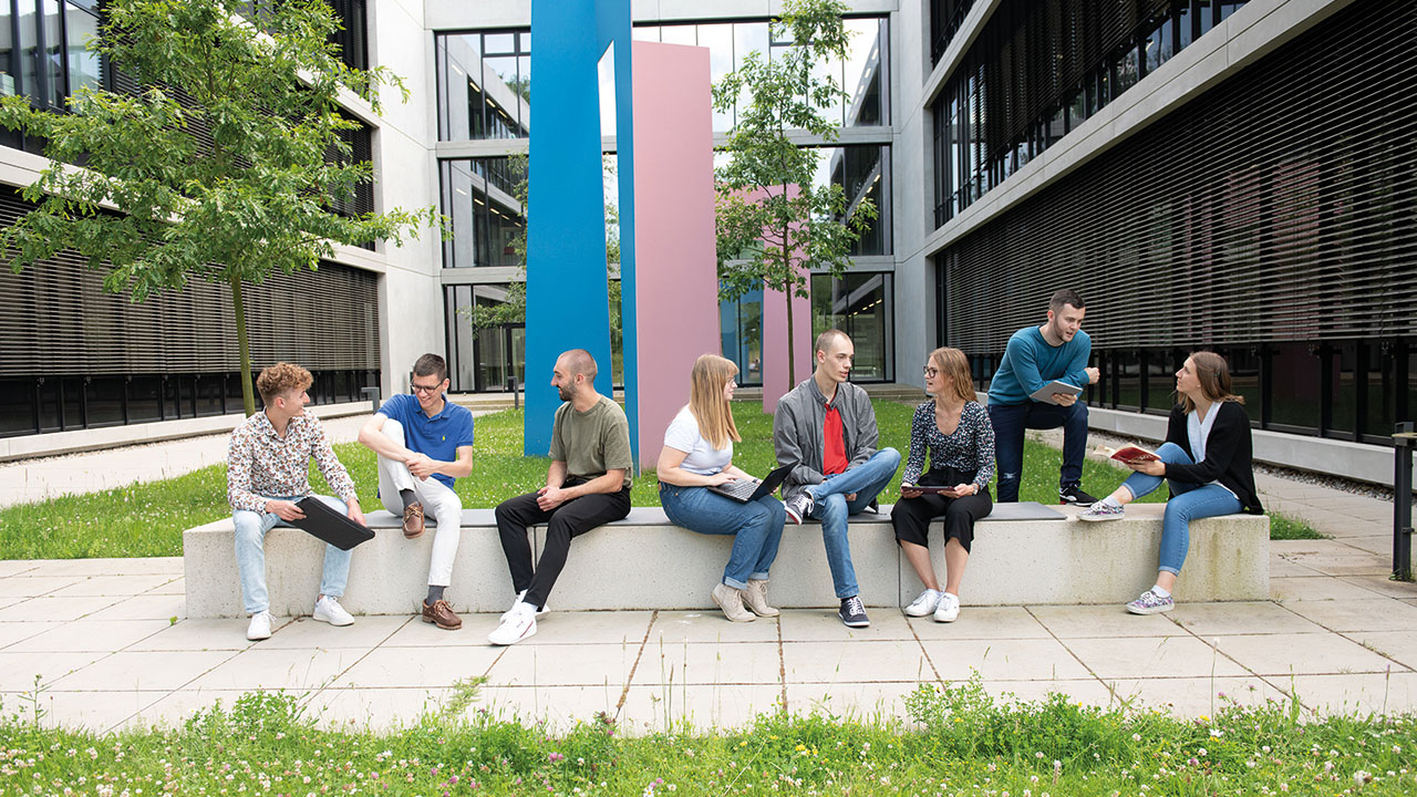 Studierende auf dem Campus