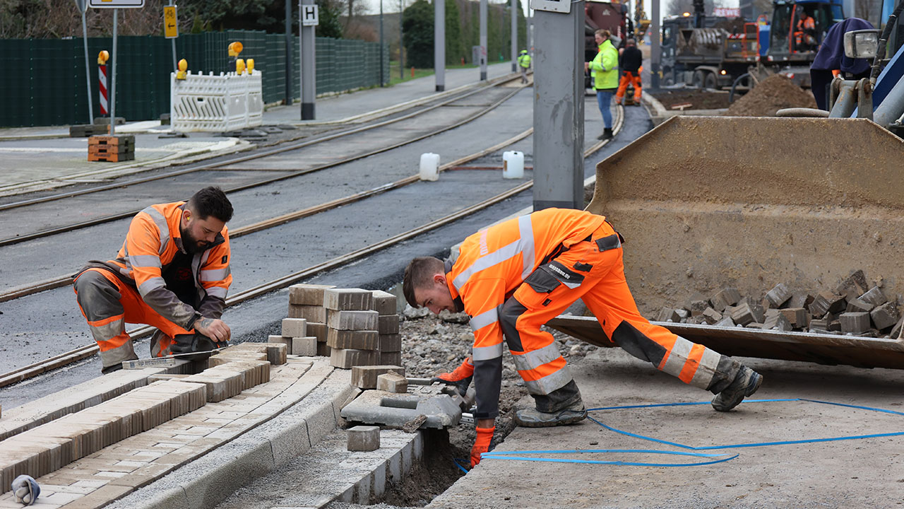 Asphaltbauer bei der Arbeit

