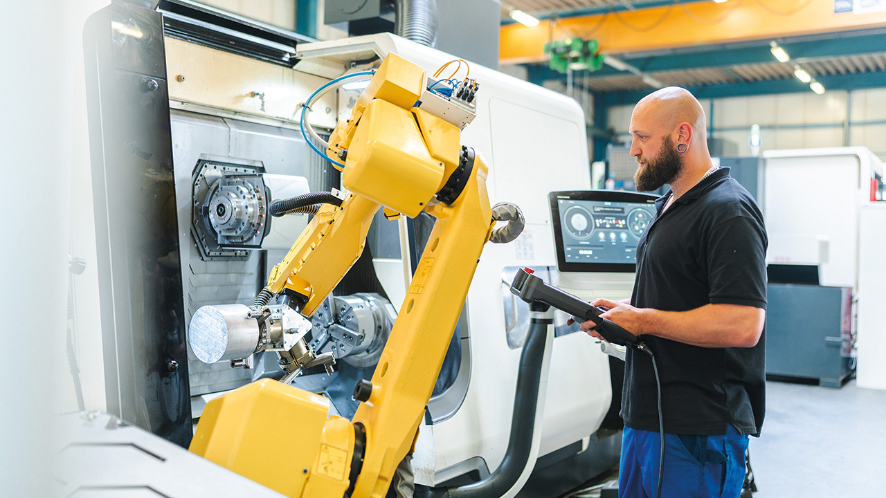 Mitarbeitender bedient Maschine