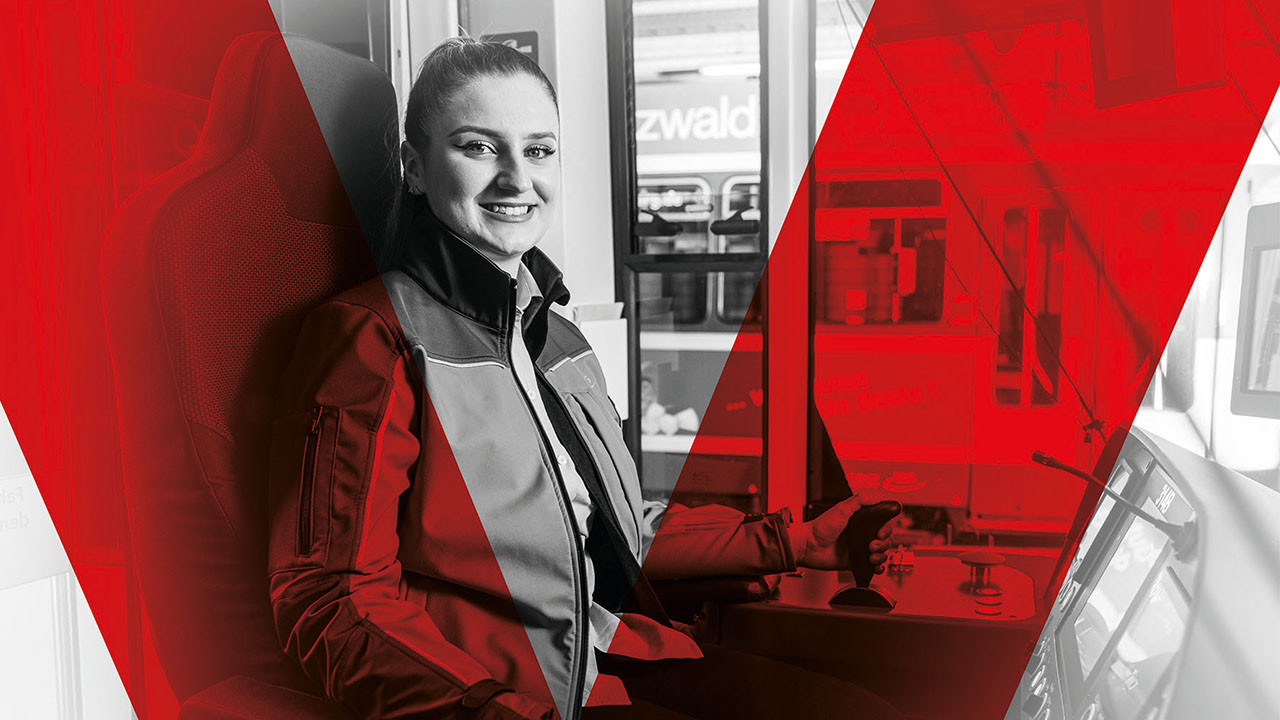 Schwarzweißbild einer Busfahrerin, über das Bild ist im Vordergrund ein rotes V gelegt