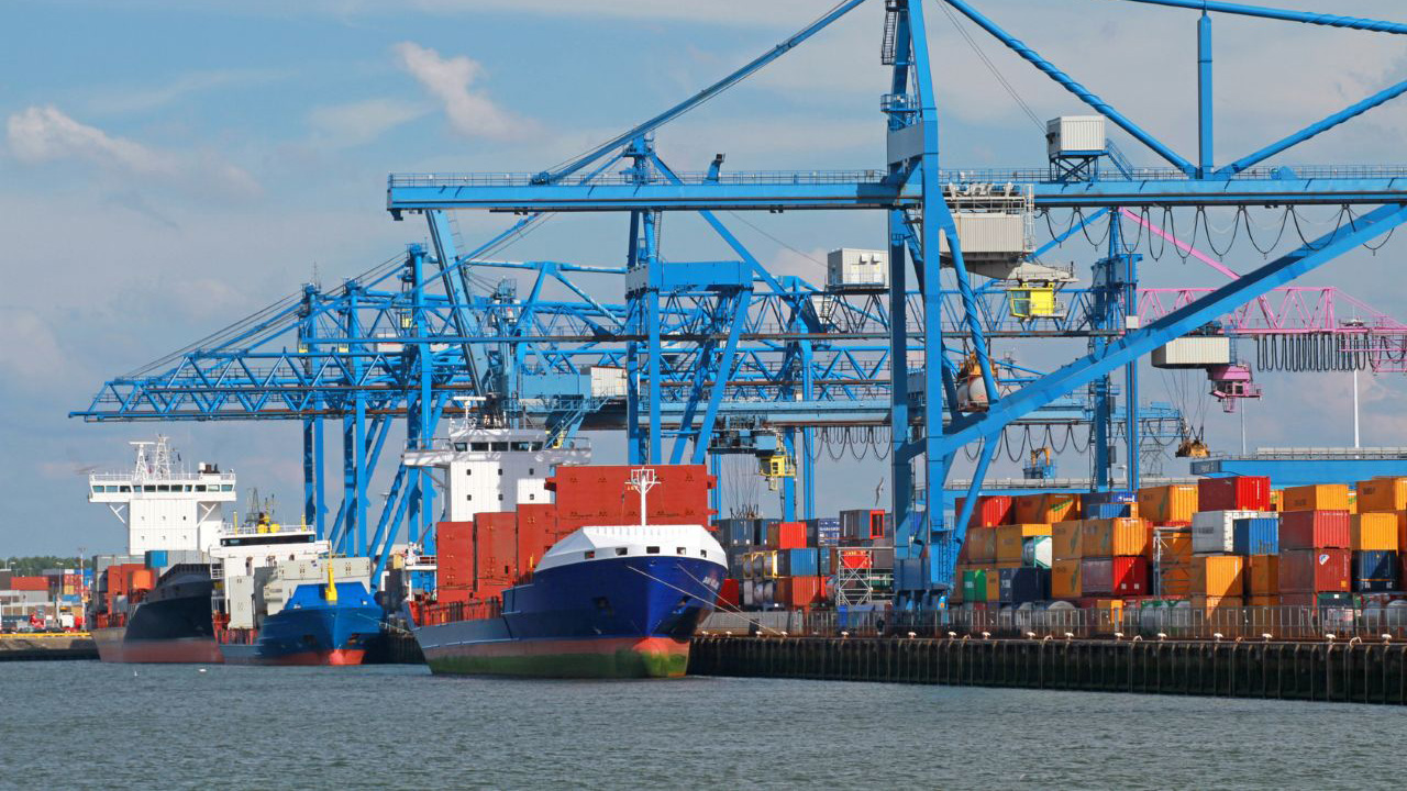 Schiff vor Hamburger Hafen