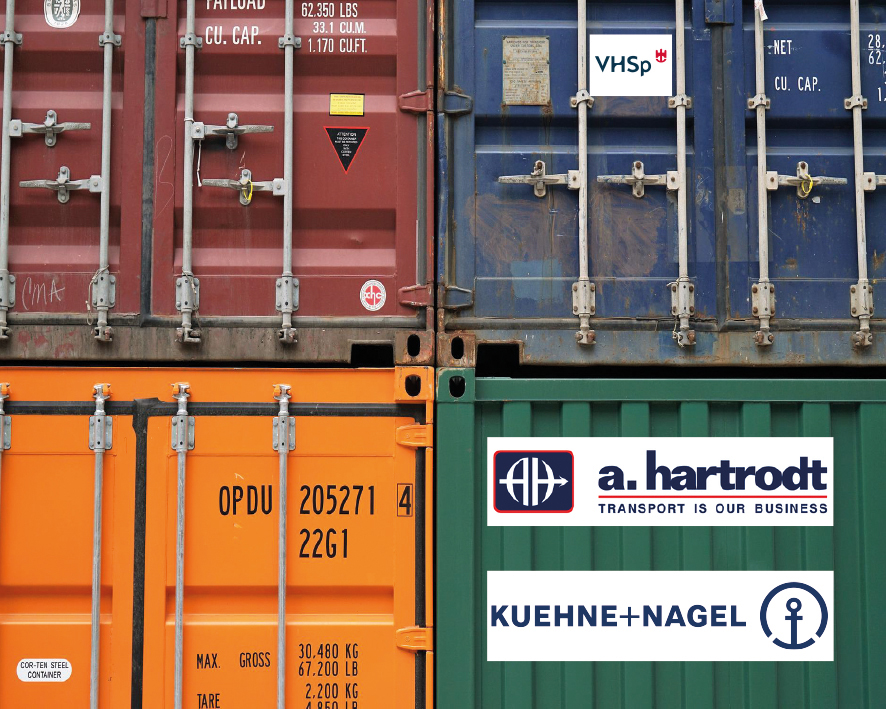 Bildausschnitt von vier über- und nebeneinander stehenden verschiedenfarbigen Containern