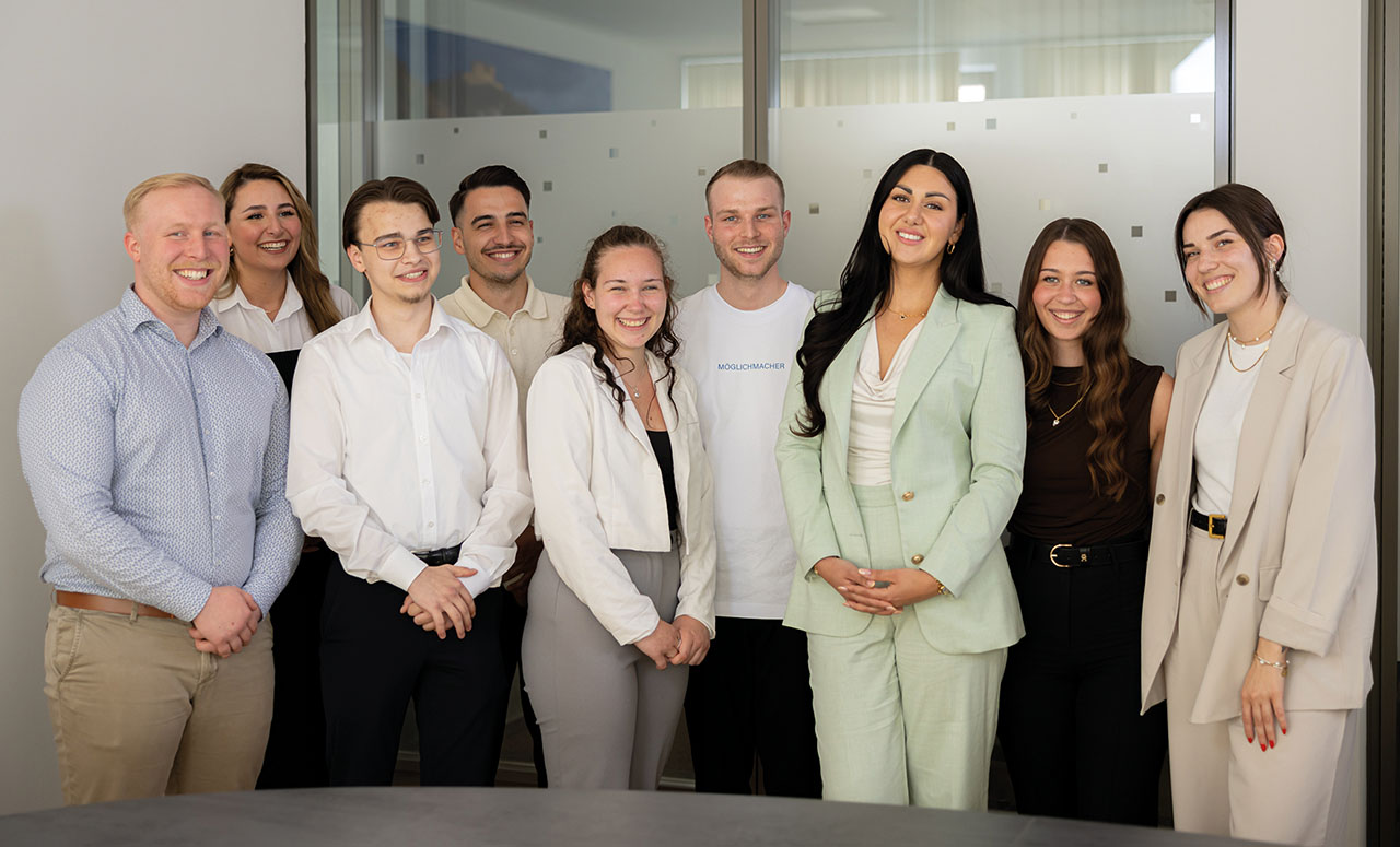 Gruppenbild im Büro vor einer Glasfront