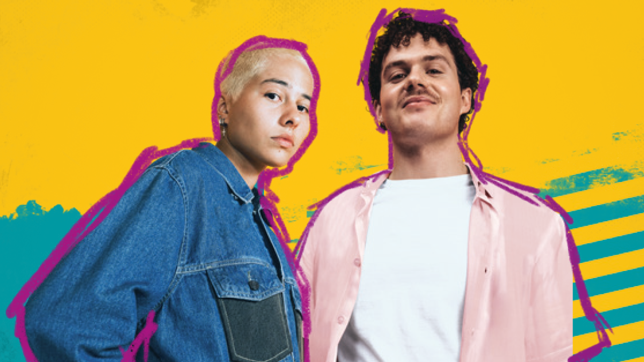 Zwei Menschen vor einem peppigen Hintergrund