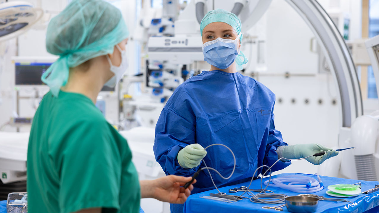 Zwei Personen im OP in Schutzbekleidung