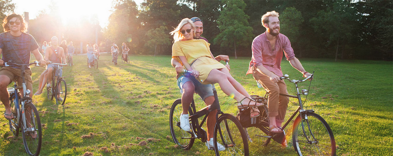 Junge Menschen fahren in der Natur Fahrrad