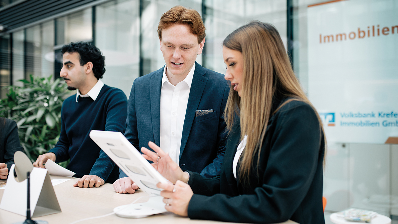 Mitarbeitende an einem Infostand