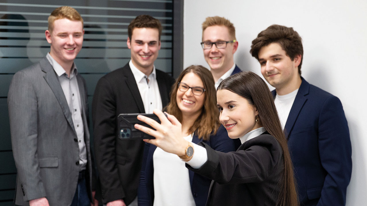 Gruppenfoto von jungen Menschen, die ein Selfie machen