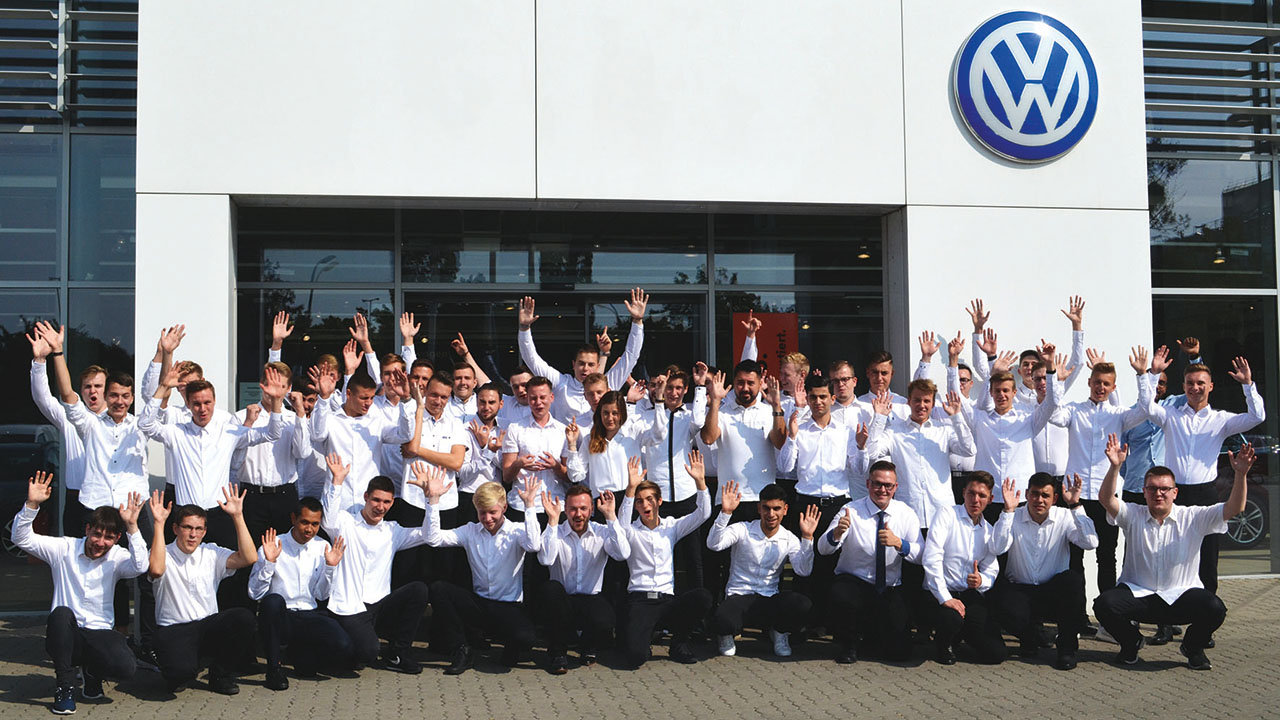 Gruppenfoto der Auszubildenden der Volkswagen Group Retail Deutschland