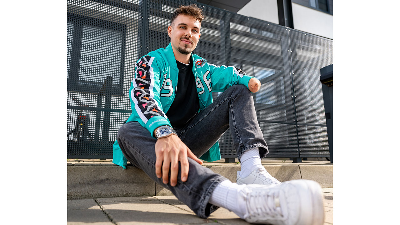 Person in Turnschuhen auf einer Treppe