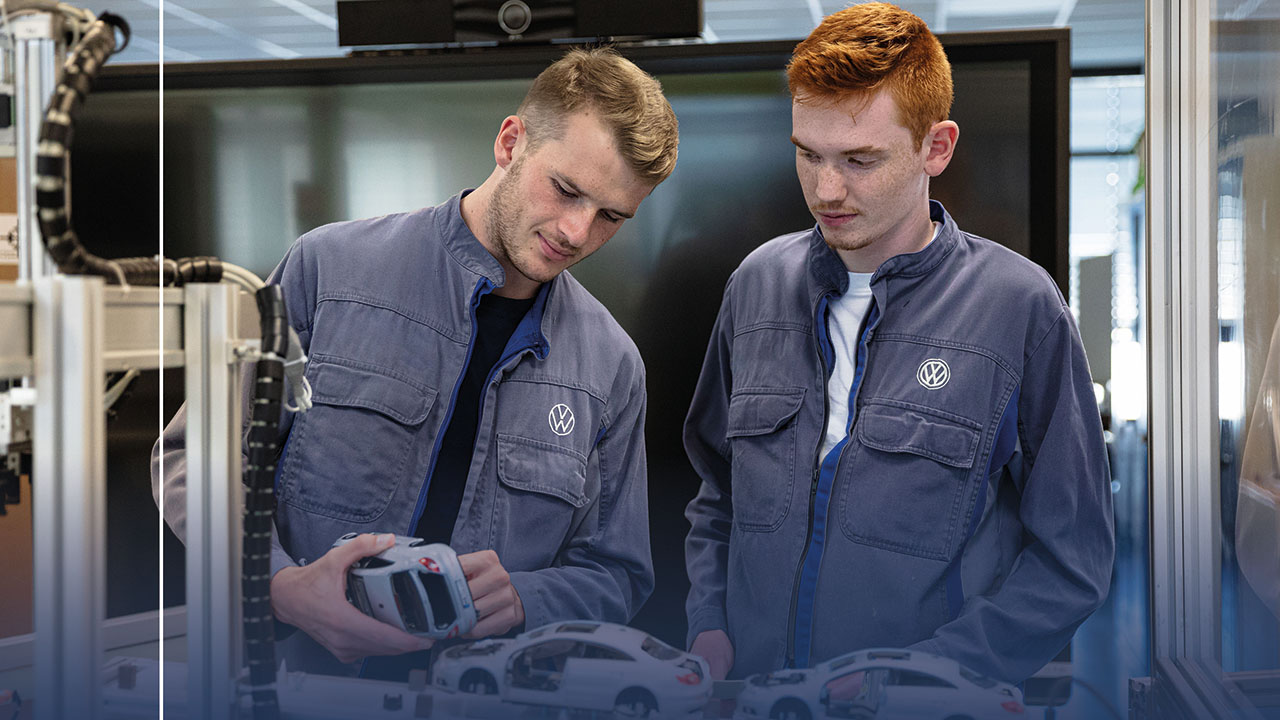 Junge Menschen bei der Arbeit.