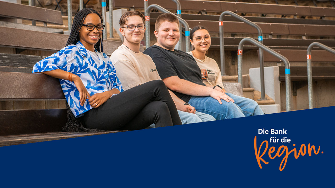 Werbekampagne: 4 Studenten sitzen auf einer Bank; Spruch: Die Bank für die Region