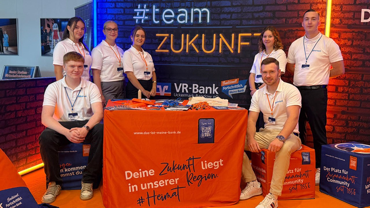 Mitarbeiter am Messestand