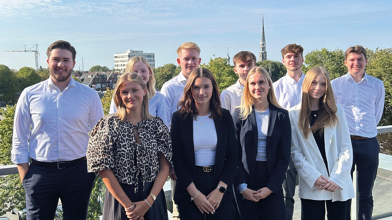 Eine Gruppe Mitarbeiter/Azubis im Freien