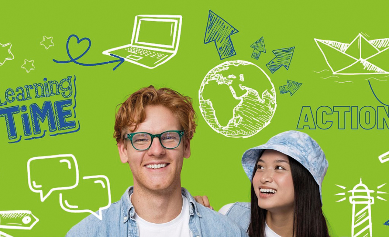 Zwei junge Menschen vor grünem Hintergrund