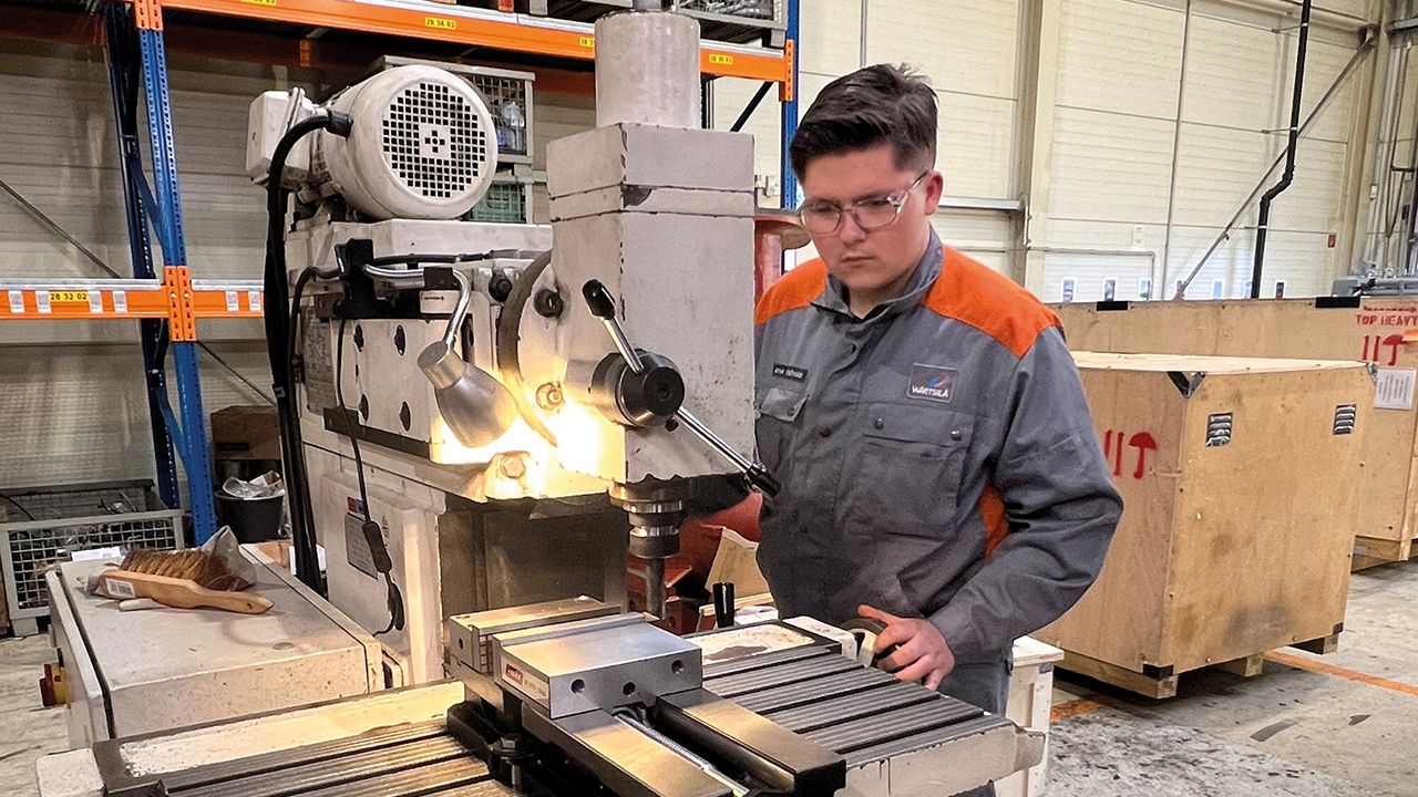 Junger Mann bei der Arbeit an einer Maschine