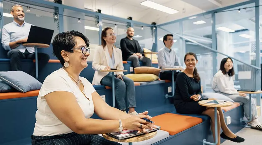 Gruppe Mitarbeitender in einem Konferenzraum.