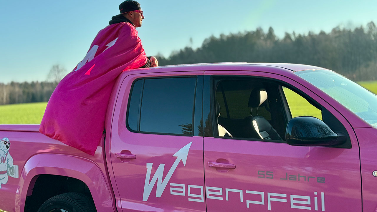 Person mit Cape auf Pick-Up