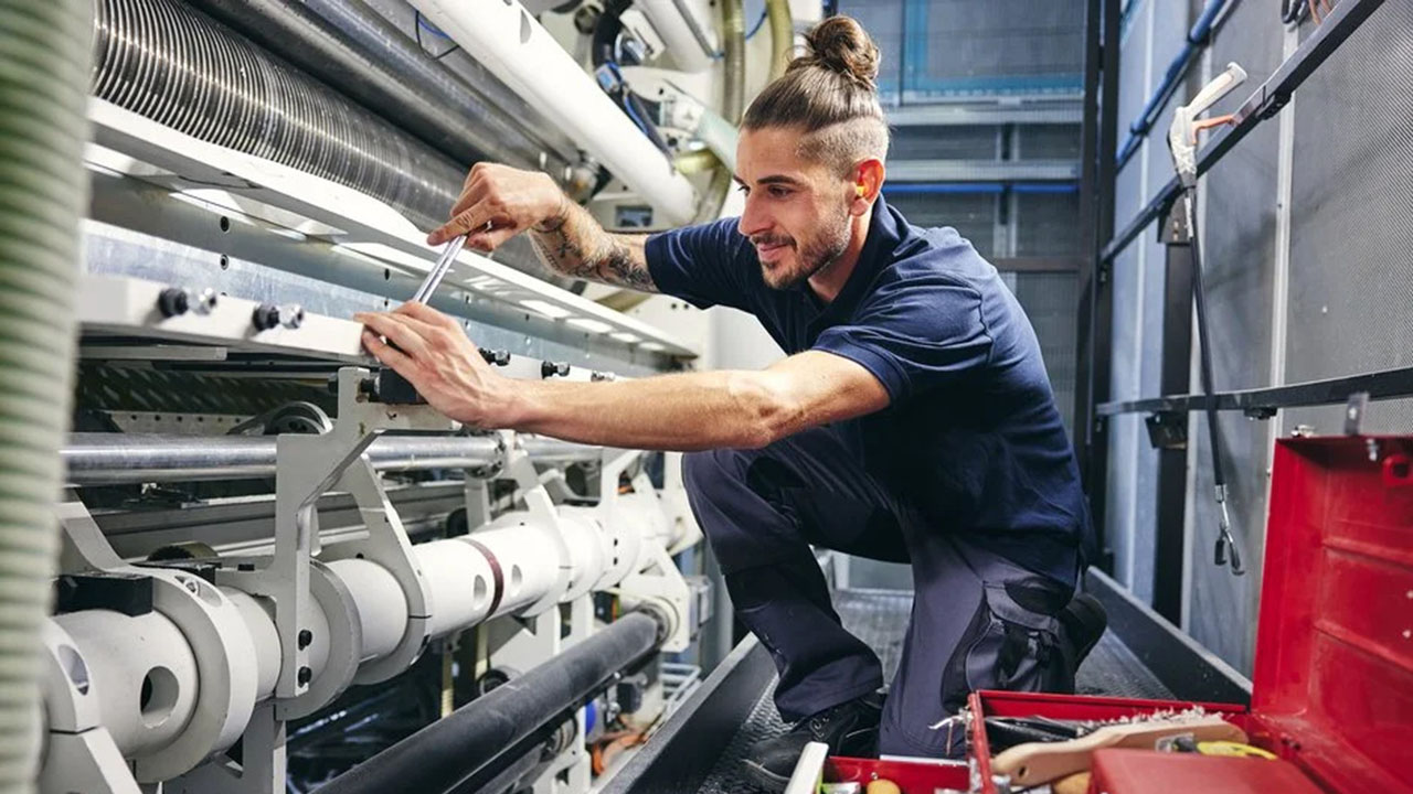 Mitarbeitender in der Produktionshalle