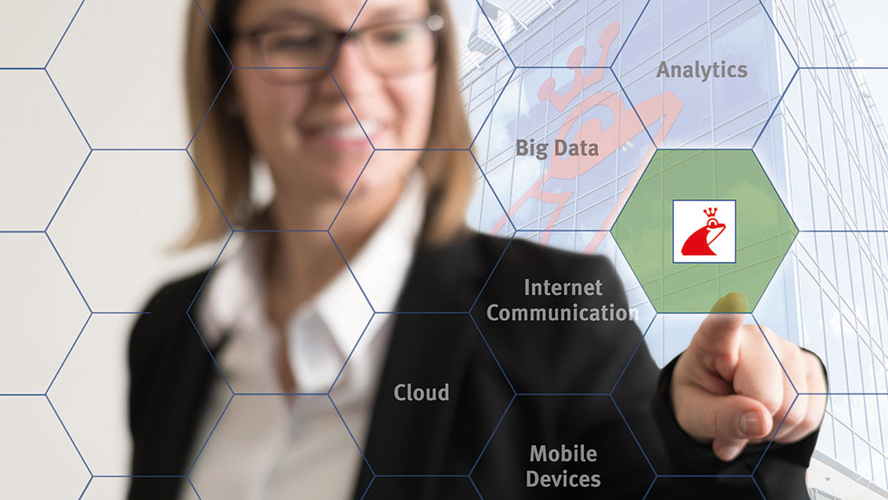 Junge Person mit Brille vor einer virtuellen Grafik mit den Feldern Analytics, Big Data, Internet Communication, Cloud