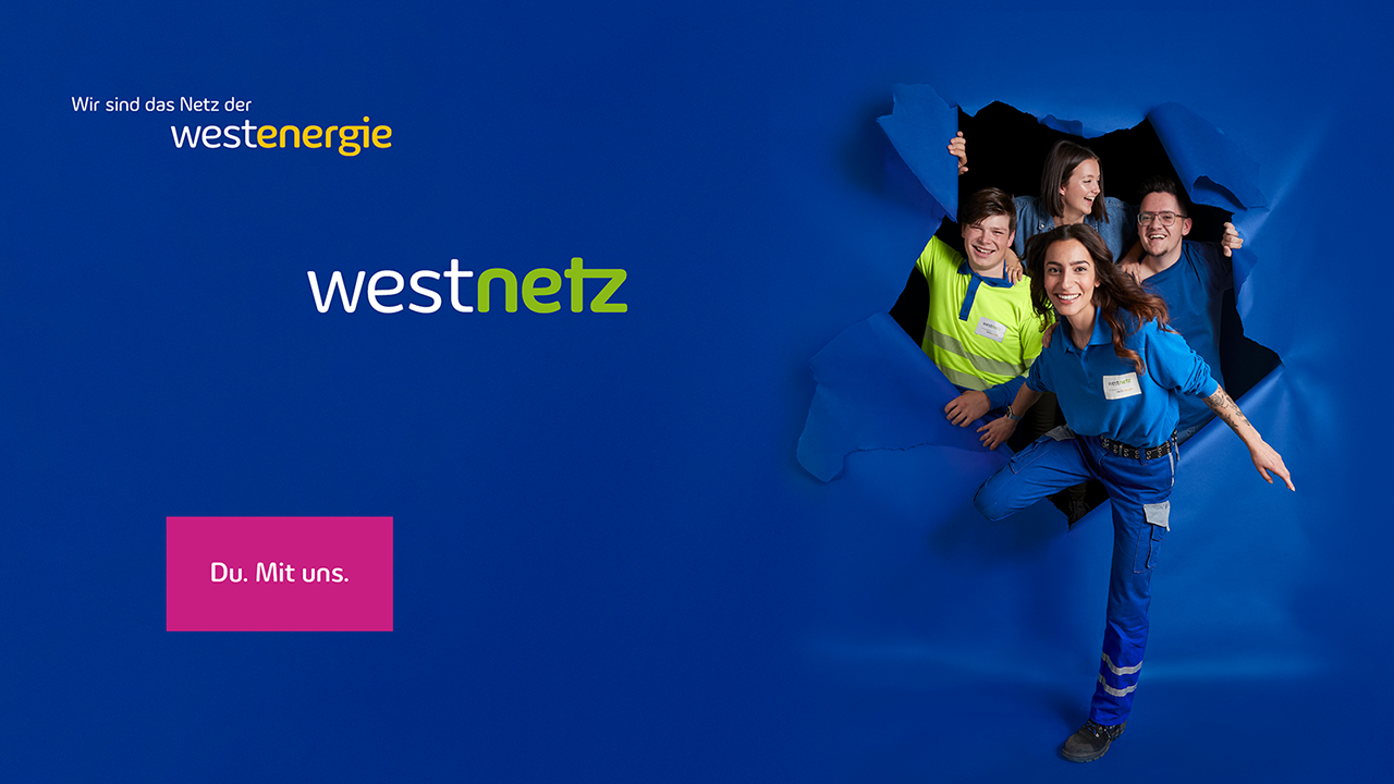 Graphik aus einer blauen Papierwand, die an einer Stelle aufgerissen ist, treten 4 gut gelaunte junge Menschen auf die andere Seite. In der linken Bildhälfte stehen die Slogans: Wir sind das Netz der westenergie. westnetz und Du. Mit uns.