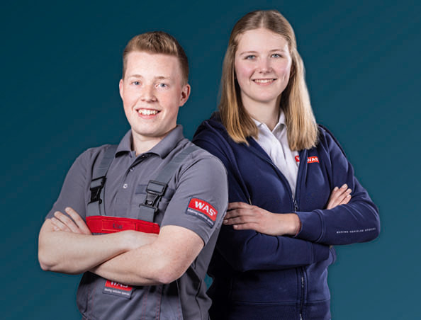 2 Personen mit verschränkten Armen, die in die Kamera lächeln