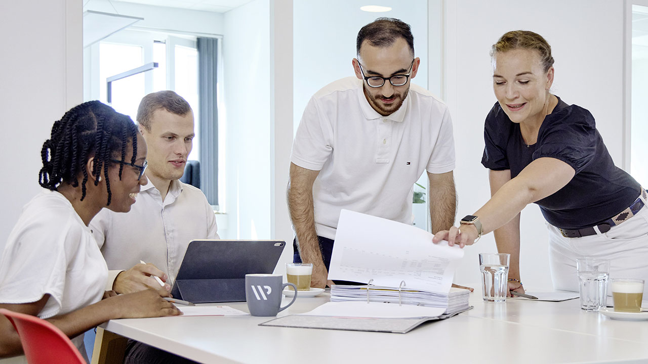 Vier Personen in einer Besprechung am Tisch