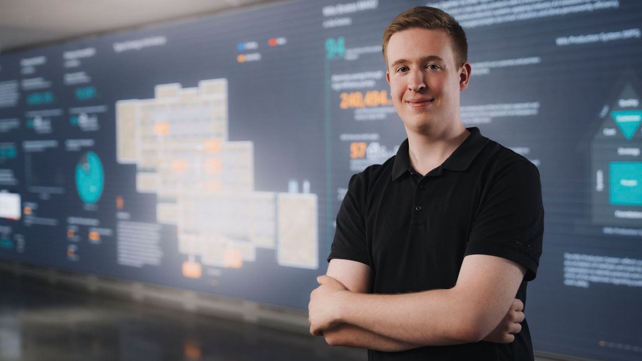 Auszubildender von WILO vor einer Übersichtstafel