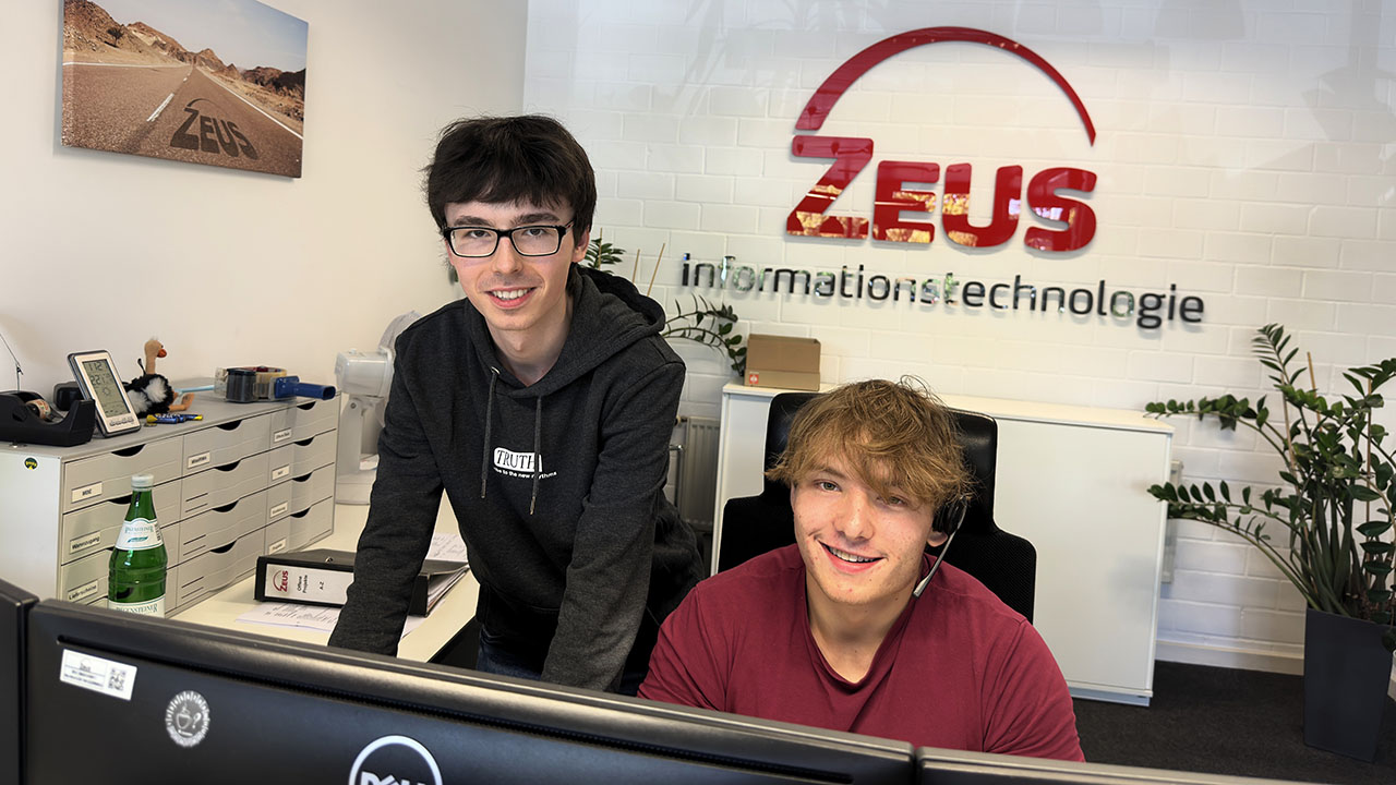 Zwei junge Menschen vorm PC