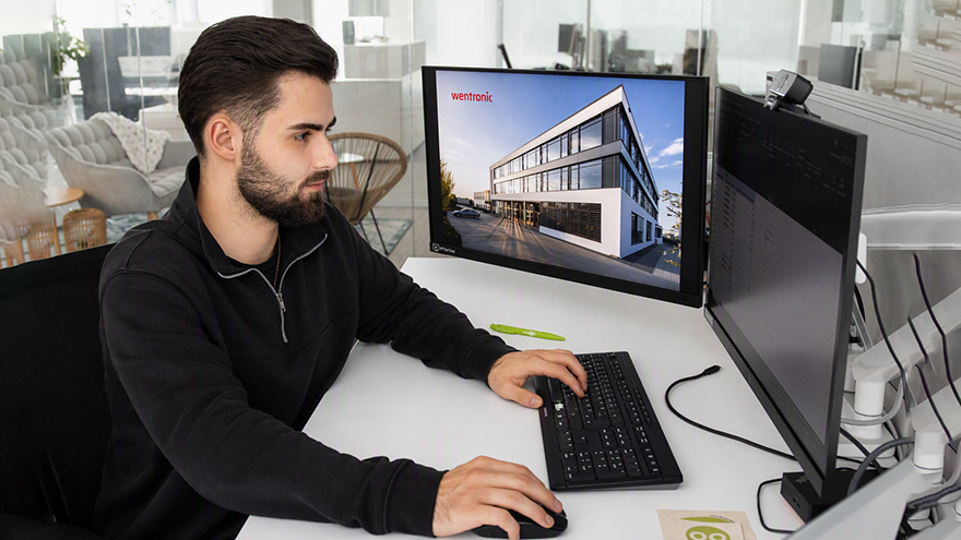 Connor Steimer an seinem Arbeitsplatz bei Wentronic in Braunschweig.