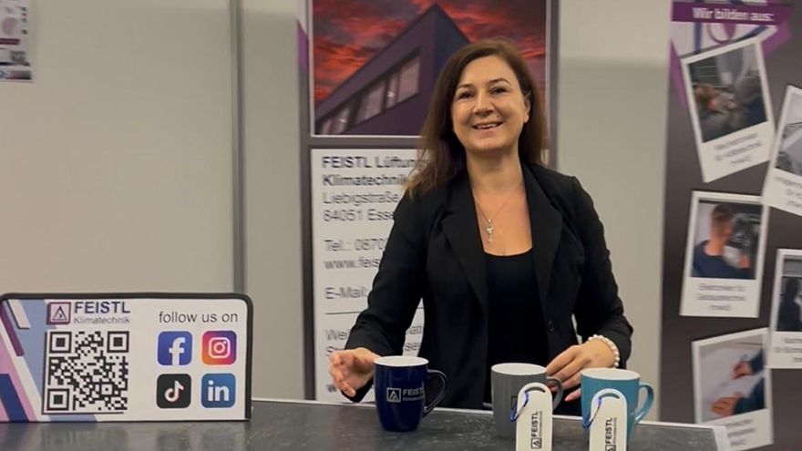 Tatjana Tichay bei der Einrichtung des Messestandes.