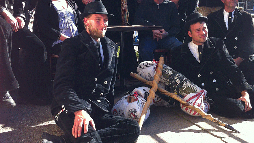 Wandergesellen feiern ihr losgehen. ©Suzi Elena, Wikimedia Commons CC-BY-SA-4.0