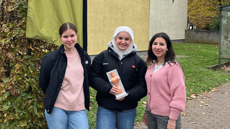 Schüler*innen vor der Kettelerschule Schmelz. © Kettelerschule Schmelz