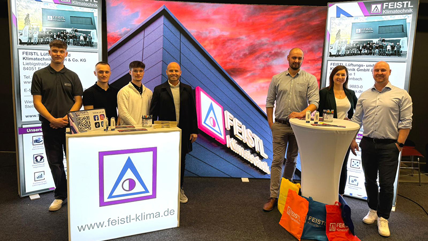 Messeteam mit Chef und Mitarbeiter*innen des Unternehmens Feistl Lüftungs- und Klimatechnik
